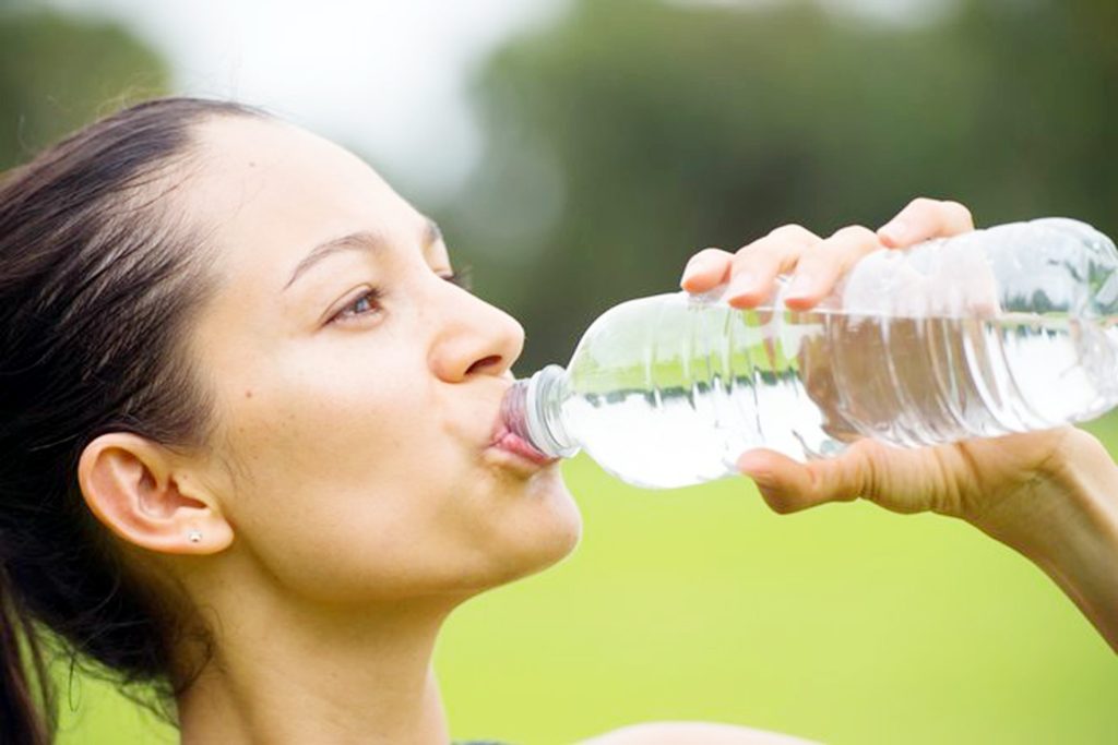 أهمية شرب الماء في طريقة تسمين الوجه